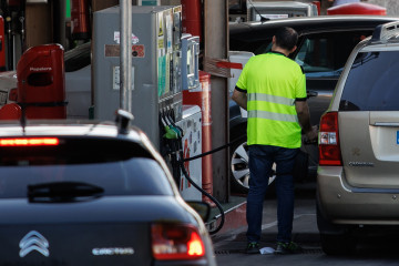 Archivo - Un hombre echa carburante a su vehículo en una gasolinera, a 11 de octubre de 2023, en Madrid (España). Tras más de tres meses seguidos con subidas en los precios de los carburantes, las 