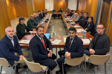 El delegado del Gobierno en Galicia, Pedro Blanco, junto a representantes de la comunidad escolar y de las Fuerzas de Seguridad del Estado, en la comisión de seguimento del Plan para la convivencia y