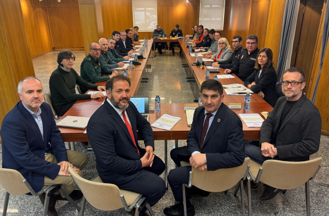 El delegado del Gobierno en Galicia, Pedro Blanco, junto a representantes de la comunidad escolar y de las Fuerzas de Seguridad del Estado, en la comisión de seguimento del Plan para la convivencia y mejora de la seguridad en los centros educativos