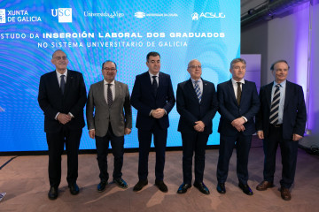 De izda a dcha: el rector de la UVigo, Manuel Reigosa, el de la USC, Antonio López, el conselleiro de Educación, Román Rodríguez, el presidente de la Acsug, Juan José Nieto, el rector de la UDC, 