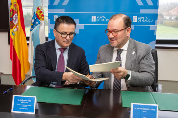 El conselleiro de Emprego, José González, con el rector de la USC