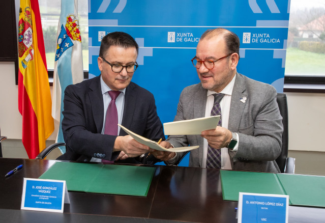 El conselleiro de Emprego, José González, con el rector de la USC