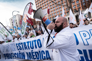 Decenas de personas durante una concentración de los sindicatos médicos frente al Ministerio de Sanidad, a 13 de febrero de 2025, en Madrid.