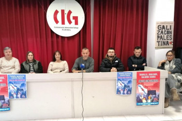 Trabajadores y el delegado de CIG Servizos en la sede del sindicato de Ferrol