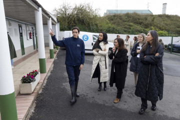 La alcaldesa de A Coruña, Inés Rey, y la presidenta de la Fundación María José Jove, Felipa Jove, visitan el centro municipal de animales de compañía