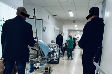 Pacientes con ingreso en planta firmado esperando en los pasillos del CHUS en una imagen de la Asociación de Pacientes del 12 de febrero de 2025