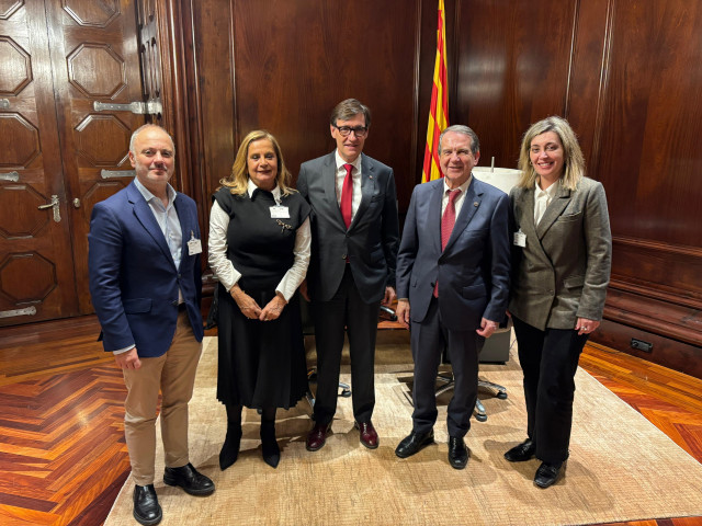 (I-D) El Delegado De Zona Franca En Vigo, David Regades; La Teniente De Alcalde, Carmela Silva; El President De La Generalitat, Salvador Illa; El Alcalde De Vigo, Abel Caballero; Y La Concejal Viguesa Patricia Rodríguez.