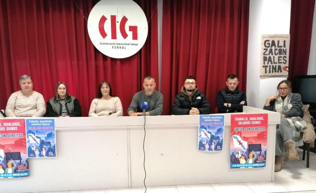 Trabajadores y el delegado de CIG Servizos en la sede del sindicato de Ferrol