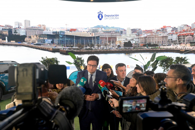 El ministro para la Transformación Digital y la Función Pública, Óscar López, y el presidente de la Diputación de A Coruña, Valentín González Formoso, en un acto en A Coruña