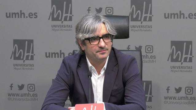 El cirujano Diego González Rivas, en una rueda de prensa en la Universidad Miguel Hernández (UMH), antes de su investidura como doctor 'honoris causa'.