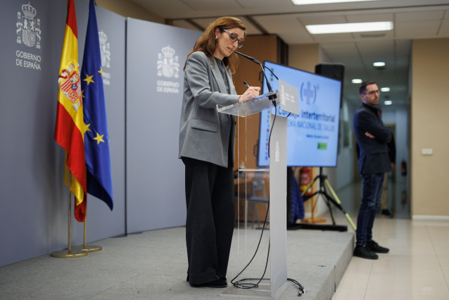 Archivo - La ministra de Sanidad, Mónica Garcia, ofrece una rueda de prensa, en la sede del ministerio, a 5 de abril de 2024, en Madrid.