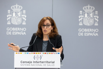 La ministra de Sanidad, Mónica García, durante una rueda de prensa tras la reunión del pleno del CISNS, en la Sala Polivalente del Ministerio de Sanidad, a 14 de febrero de 2025, en Madrid (España