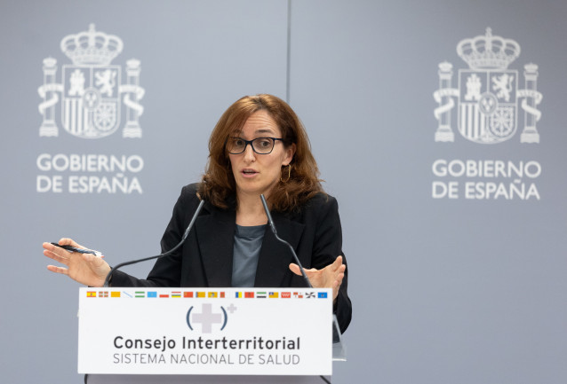 La ministra de Sanidad, Mónica García, durante una rueda de prensa tras la reunión del pleno del CISNS, en la Sala Polivalente del Ministerio de Sanidad, a 14 de febrero de 2025, en Madrid (España).