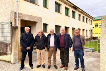 El subdelegado del Gobierno en Pontenvedra, Abel Losada, en su visita a las antiguas viviendas que acogerán la nueva residencia para mayores de Fornelos de Montes