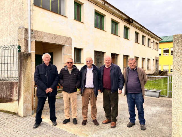 El subdelegado del Gobierno en Pontenvedra, Abel Losada, en su visita a las antiguas viviendas que acogerán la nueva residencia para mayores de Fornelos de Montes