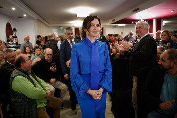 La presidenta de la Comunidad de Madrid, Isabel Díaz Ayuso, a su llegada al Foro de Debate, organizado por la Fundación Sargadelos, en el Hotel Voar, a 14 de febrero de 2025, en Ribadeo, Lugo, Galic