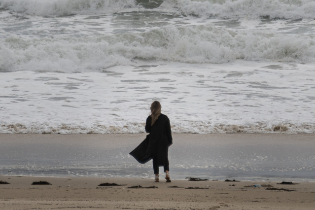 Una mujer en una playa de la comarca de Salnés, a 27 de enero de 2025, en Salnés, Pontevedra, Galicia (España).