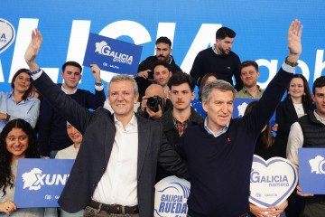 El presidente del PP de Galicia y presidente de la Xunta de Galicia, Alfonso Rueda (i), y el presidente del Partido Popular, Alberto Núñez Feijóo (d), durante un acto del PP de Galicia, en el Multi