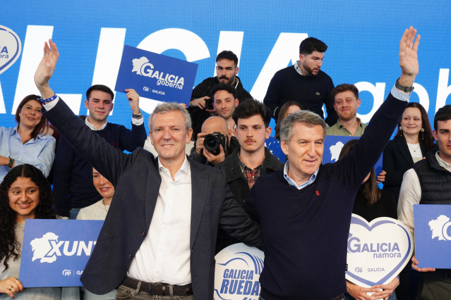 El presidente del PP de Galicia y presidente de la Xunta de Galicia, Alfonso Rueda (i), y el presidente del Partido Popular, Alberto Núñez Feijóo (d), durante un acto del PP de Galicia, en el Multiusos Fontes do Sar, a 15 de febrero de 2025, en Santiago.