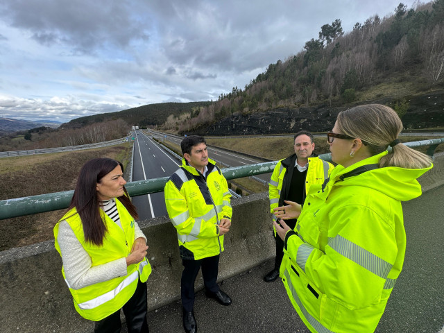 El delegado del Gobierno en Galicia, Pedro Blanco, en su visita a las obras de acondicionamiento de la autovía A-6 a su paso por el Cereixal, en Becerreá.