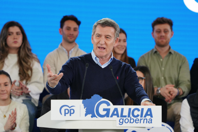 El presidente del Partido Popular, Alberto Núñez Feijóo, interviene durante un acto del PP de Galicia, en el Multiusos Fontes do Sar, a 15 de febrero de 2025, en Santiago de Compostela, A Coruña, Galicia.