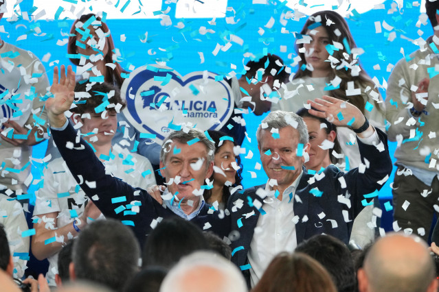 El presidente del Partido Popular, Alberto Núñez Feijóo (i), y el presidente del PP de Galicia y presidente de la Xunta de Galicia, Alfonso Rueda (d), durante un acto del PP de Galicia, en el Multiusos Fontes do Sar, a 15 de febrero de 2025, en Santiago.