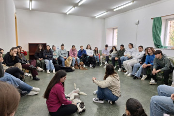 Estudiantes del Centro de Formación y Experimentación Agraria de Sergude amplían sus conocimientos sobre cuidado animal.