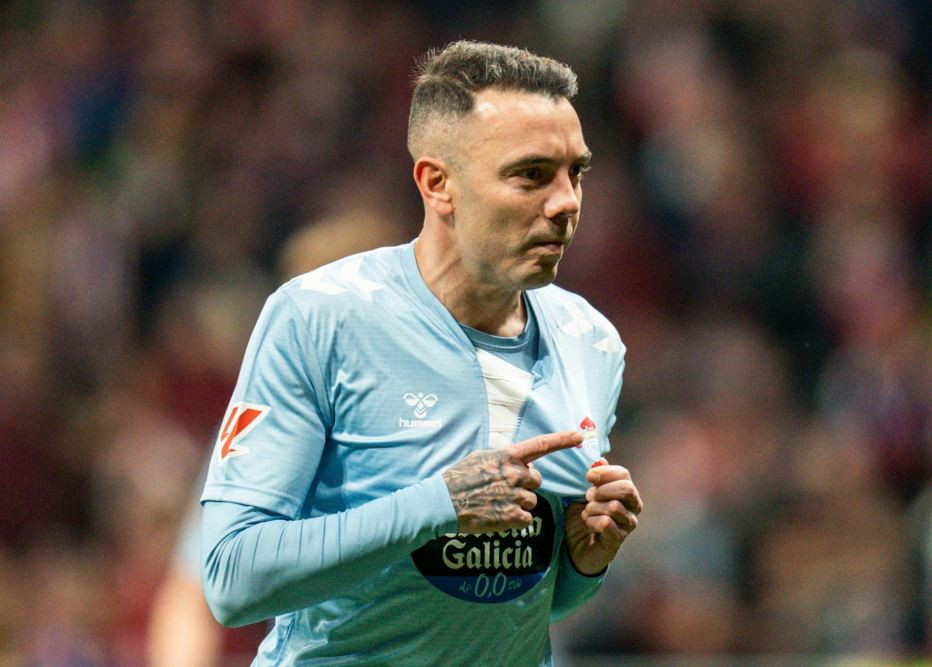 Iago Aspas se seu00f1ala el escudo tras marcar el penalti en el Wanda Metropolitano