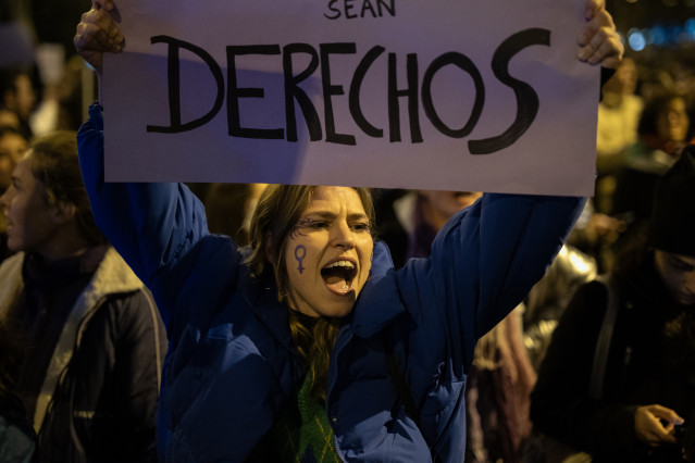 Archivo - Una mujer sostiene un cartel durante la manifestación convocada por la Comisión 8M por el Día Internacional de la Mujer, a 8 de marzo de 2024, en Madrid (España). La Comisión 8M ha convocado esta protesta bajo el lema, ‘Patriarcado, Genocidios y