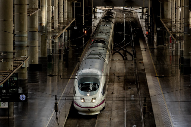 Archivo - Un tren en la estación de Atocha, a 31 de octubre de 2024, en Madrid (España). Renfe, Iryo y Ouigo cancelaron ayer, 30 de octubre, los viajes a Valencia tras la suspensión de la circulación por las consecuencias de la DANA en la Comunidad Valenc