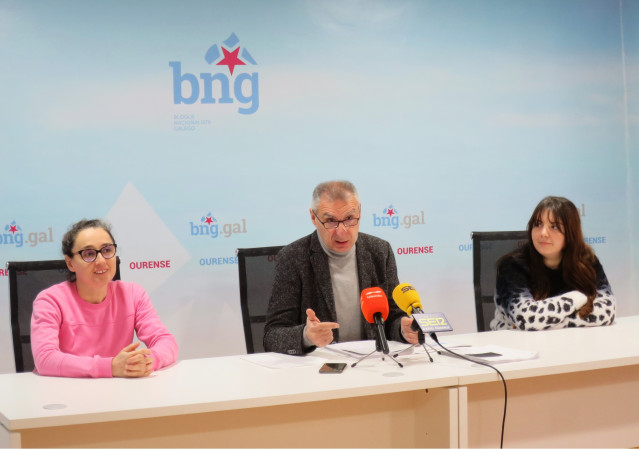 Representantes del BNG, entre ellos su portavoz en el Ayuntamiento de Ourense, Luís Seara, en rueda de prensa