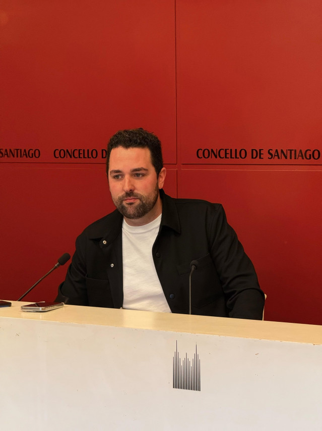 El concejal del PP de Santiago Adrián Villa en rueda de prensa.