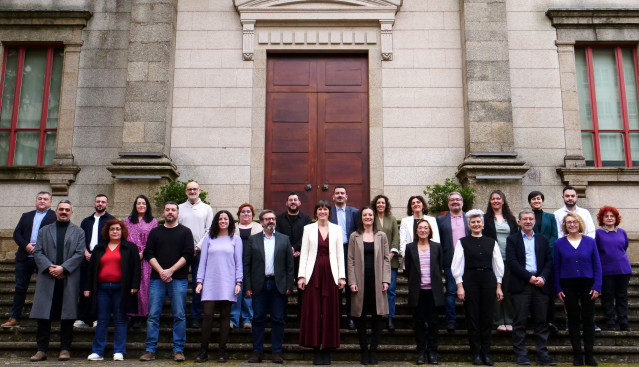 Foto de familia del BNG en la escalinata del Parlamento de Galicia.