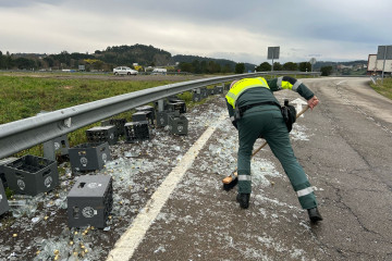 La pérdida de la mercancía de un camión que transportaba agua corta durante una hora la A-52 en San Cibrao das Viñas