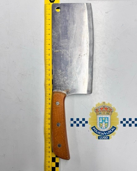 Cuchillo carnicero interceptado por la Policía Local a una mujer detenida por amenazar a viandantes.