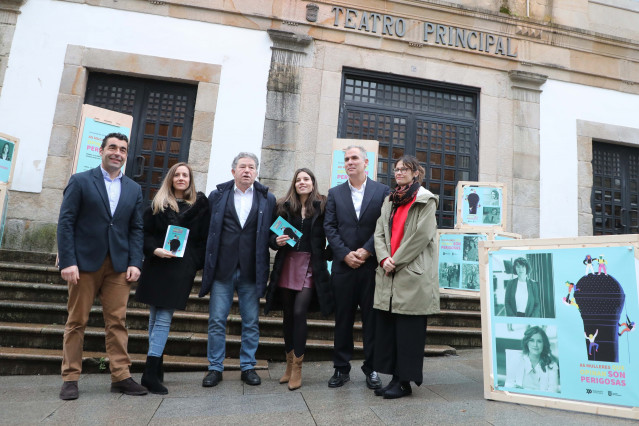 El presidente de la Diputación de Pontevedra, Luis López, y el alcalde, Miguel Anxo Fernández Lores, presentan el ciclo 'As Mulleres que Opinan son Perigosas'.