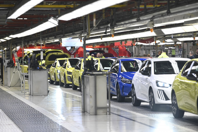 Archivo - Coches en la línea de producción de la planta de Stellantis en Figueruelas (Zaragoza).