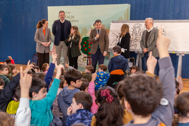 Los conselleiros de Cultura, José López, y Educación, Román Rodríguez, el colegio compostelano Maestro Rodríguez Xixirei