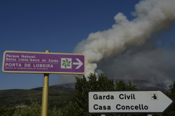 Archivo - Columna de humo de un incendio forestal en la Serra do Leboreiro, vista desde el pueblo de Lobeira, en el parque natural de Baixa Limia e Serra do Xurés, a 26 de agosto de 2022, en Serra do