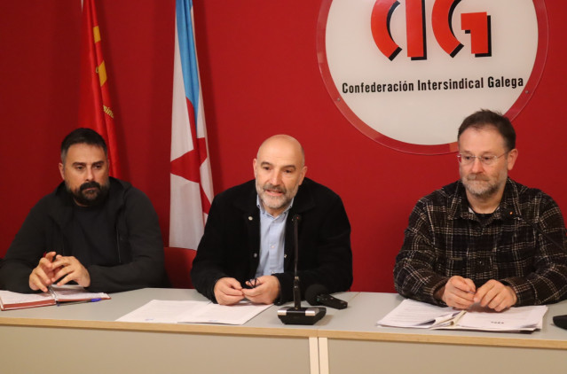 El secretario confederal de Negociación Colectiva de la CIG, Paco Sío; el diputado del BNG en el Congreso, Néstor Rego, y el secretario xeral de la CIG, Paulo Carril