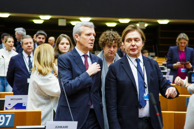 El presidente de la Xunta, Alfonso Rueda, y el director xeral de Relacións Exteriores e coa Unión Europea, Jesús Gamallo, en el Comité Europeo de las Regiones.