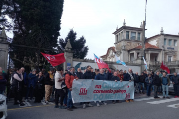 Concentración de delegados de la CIG para reclamar un convenio gallego del metal, frente a la sede de Asime en Vigo.