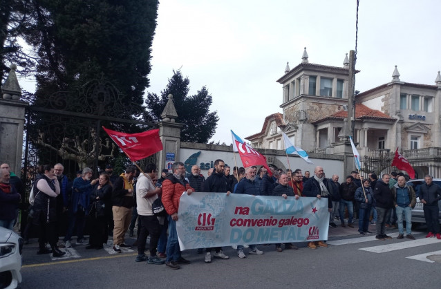 Concentración de delegados de la CIG para reclamar un convenio gallego del metal, frente a la sede de Asime en Vigo.