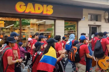 Peregrinos entrando en Santiago en grupo en una imagen del documental (Des)facendo barrio. Autopista para turistas