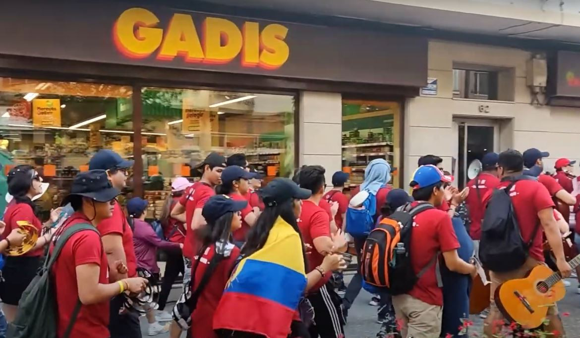 Peregrinos entrando en Santiago en grupo en una imagen del documental (Des)facendo barrio. Autopista para turistas