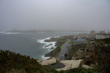 Archivo - Vista del oleaje y la niebla desde el puente del Monte de San Pedro, a 22 de enero de 2024, A Coruña, Galicia (España). La dirección xeral de Emerxencias de la Xunta ha activado hoy la al