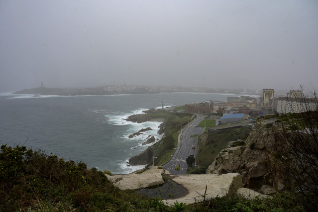 Archivo - Vista del oleaje y la niebla desde el puente del Monte de San Pedro, a 22 de enero de 2024, A Coruña, Galicia (España). La dirección xeral de Emerxencias de la Xunta ha activado hoy la alerta naranja por temporal costero en todo el litoral galle