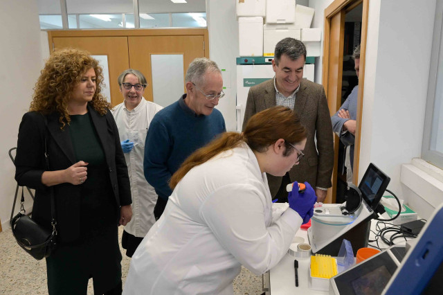 El conselleiro de Educación, Ciencia, Universidades e FP, Román Rodríguez, junto al investigador Ángel Carracedo