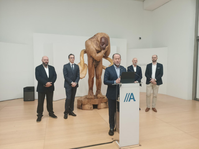 El presidente de Abanca, Juan Carlos Escotet, y otros representantes de Afundación, en la presentación de una exposición de esculturas