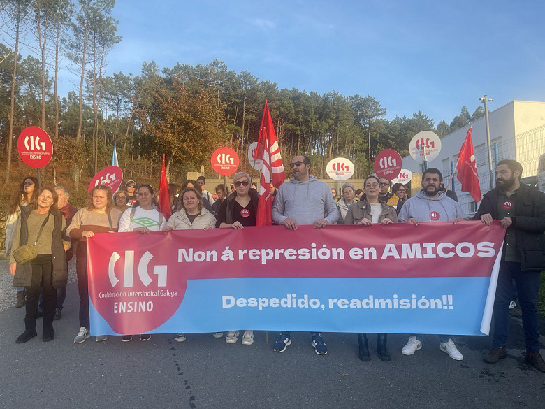 Protesta de CIG frente a la sede de Amicos en Comoxo